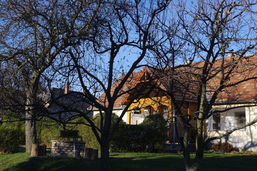 Devenyi Vendeghaz Apartment Csesznek Exterior photo